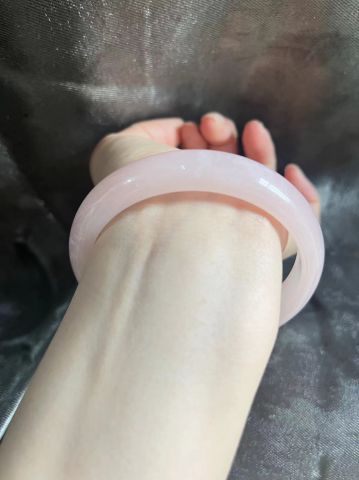 找到啦 清冷大小姐的和田玉粉晶手镯
